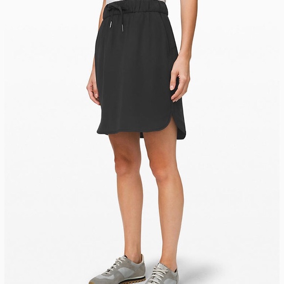 Lululemon on the fly skirt sz 0 black NWT